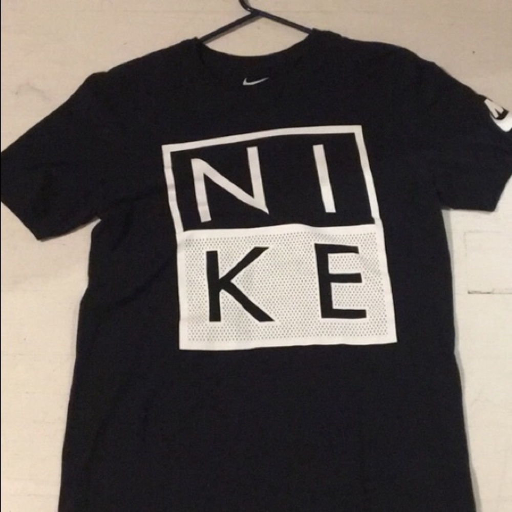 Black and white nike t-shirt size small